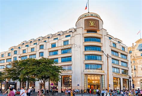 biggest lv store in paris